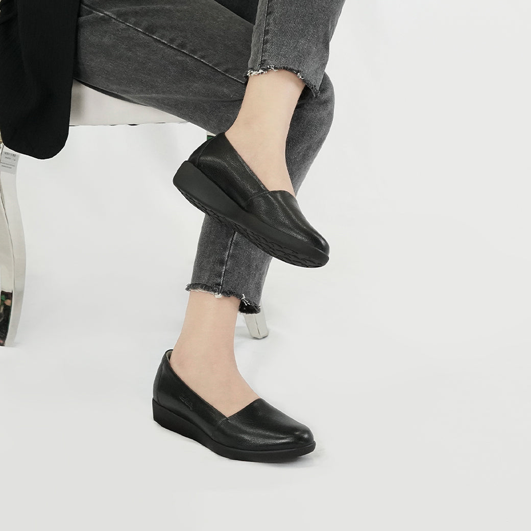 Pierre Cardin รองเท้าผู้คัทชูหญิง ส้นแบน นุ่มสบาย ผลิตจากหนังแท้ สีดำ รุ่น 27WC455