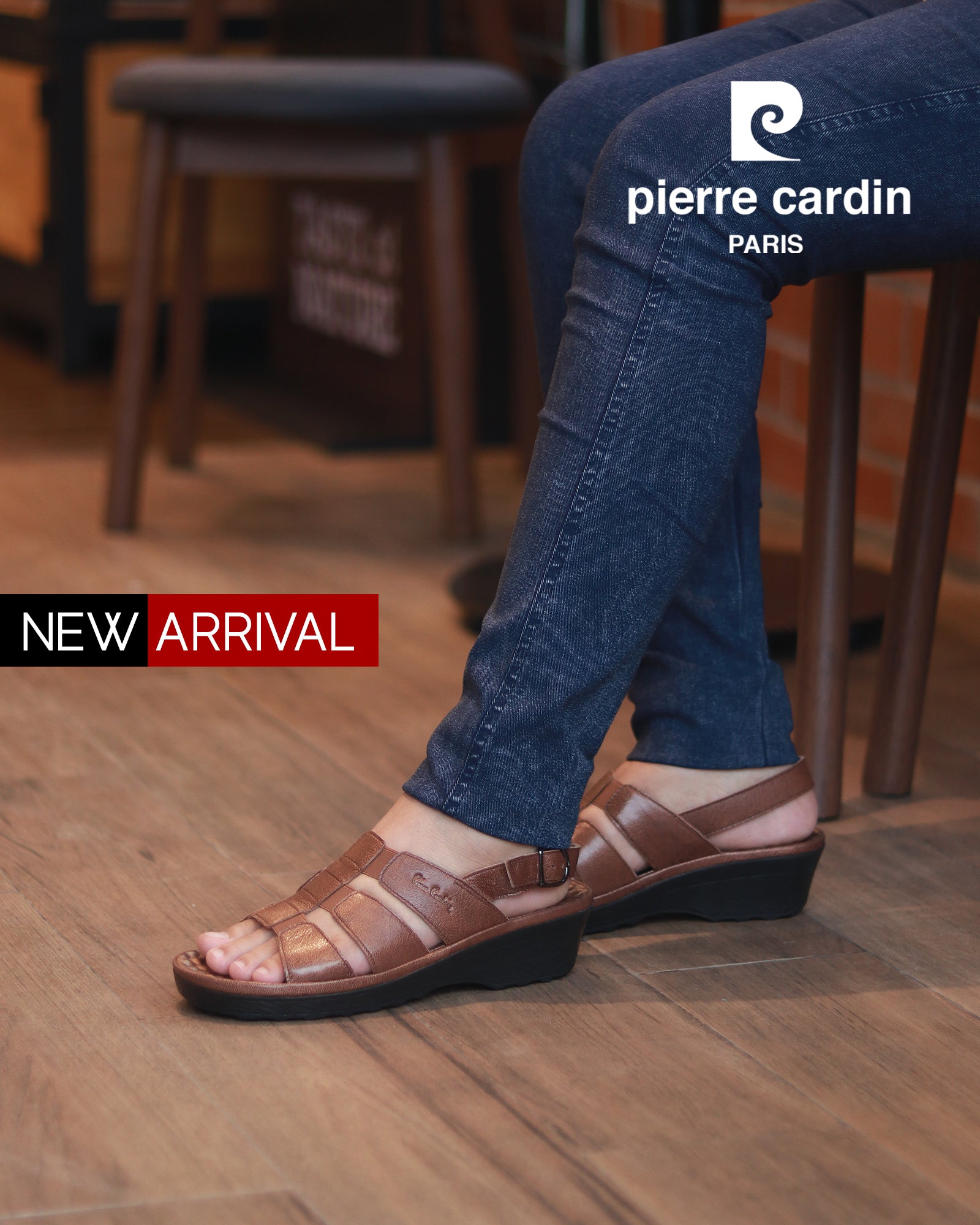 Pierre Cardin รองเท้าผู้หญิง รองเท้าแตะแบบลำลองหญิง รองเท้าส้นแบนแบบรัดส้น นุ่มสบาย ผลิตจากหนังแท้ สีบรอนซ์ทอง ไซส์ 21SS242