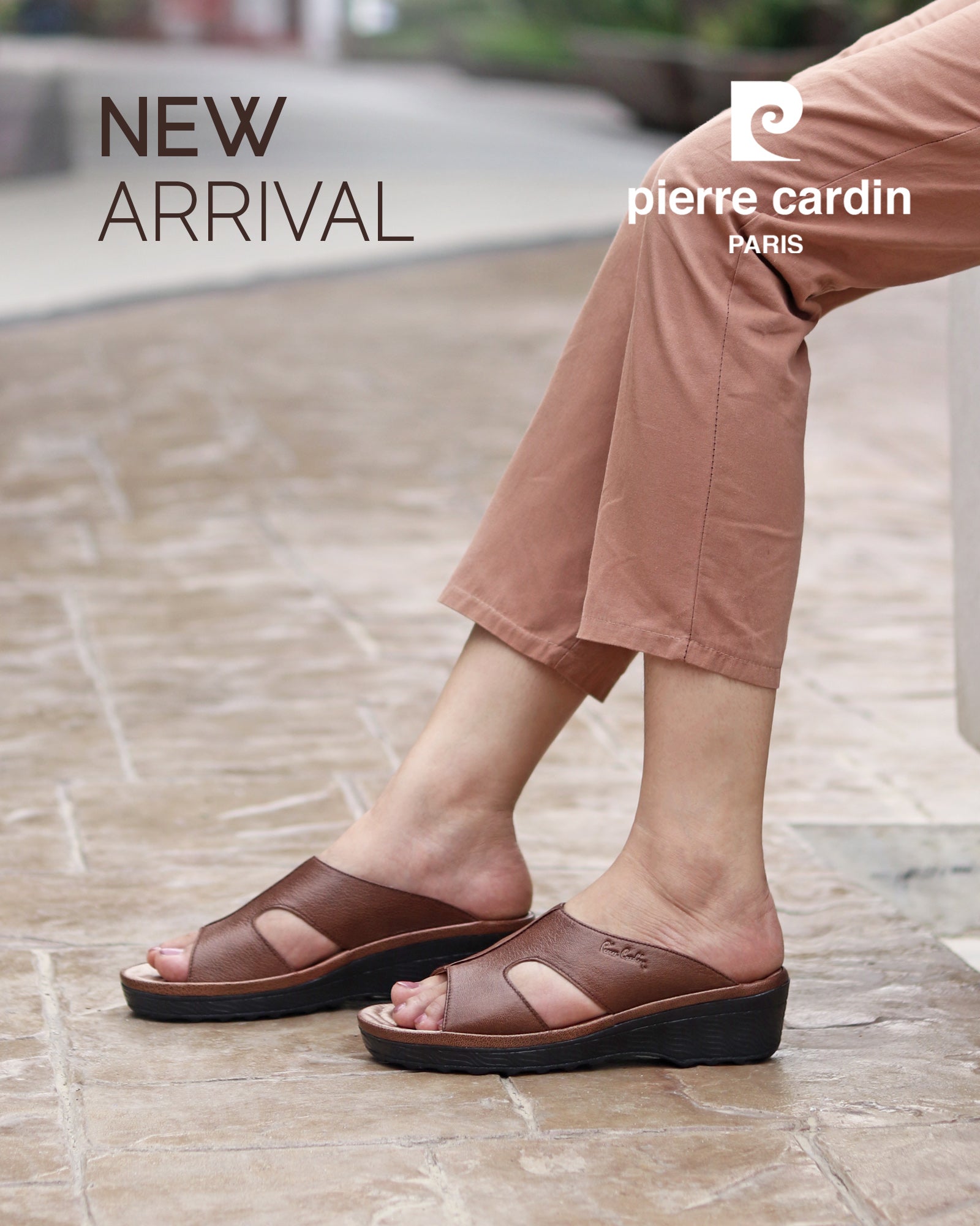 Pierre Cardin รองเท้าแตะผู้หญิง หนังแท้ นุ่มสบาย ทรงสวม/มีหู สี น้ำตาลอ่อน รุ่น 21SS244