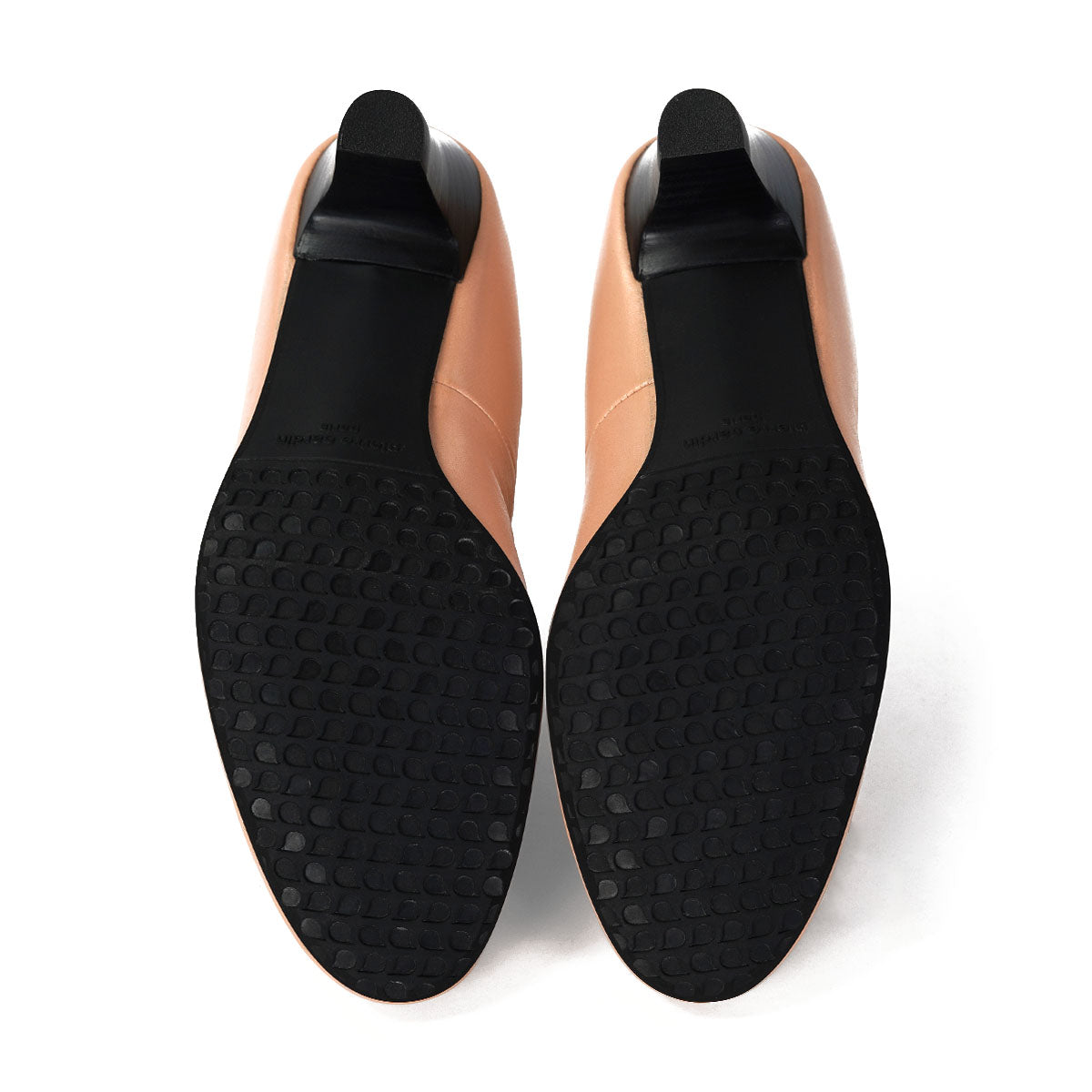 Pierre Cardin รองเท้าผู้หญิง รองเท้าส้นสูง รองเท้าส้นสูงทรง Pump นุ่มสบาย ผลิตจากหนังแท้ สีดำเงา รุ่น 24SD323