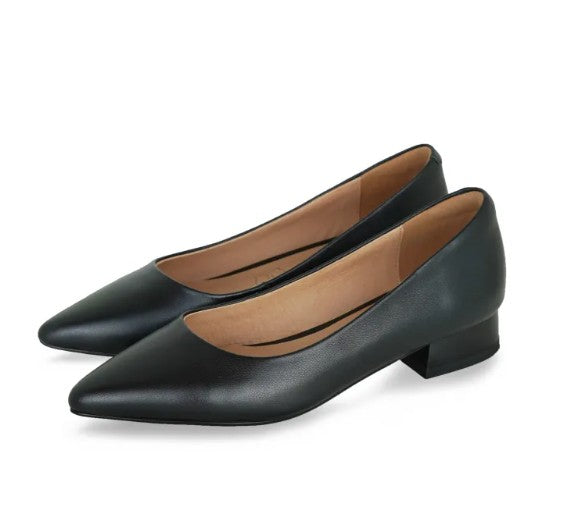 Pierre Cardin รองเท้าผู้หญิง รองเท้าส้นแบน รองเท้าหนังหุ้มส้น นุ่มสบาย ผลิตจากหนังแท้ สีดำ รุ่น 52AD148