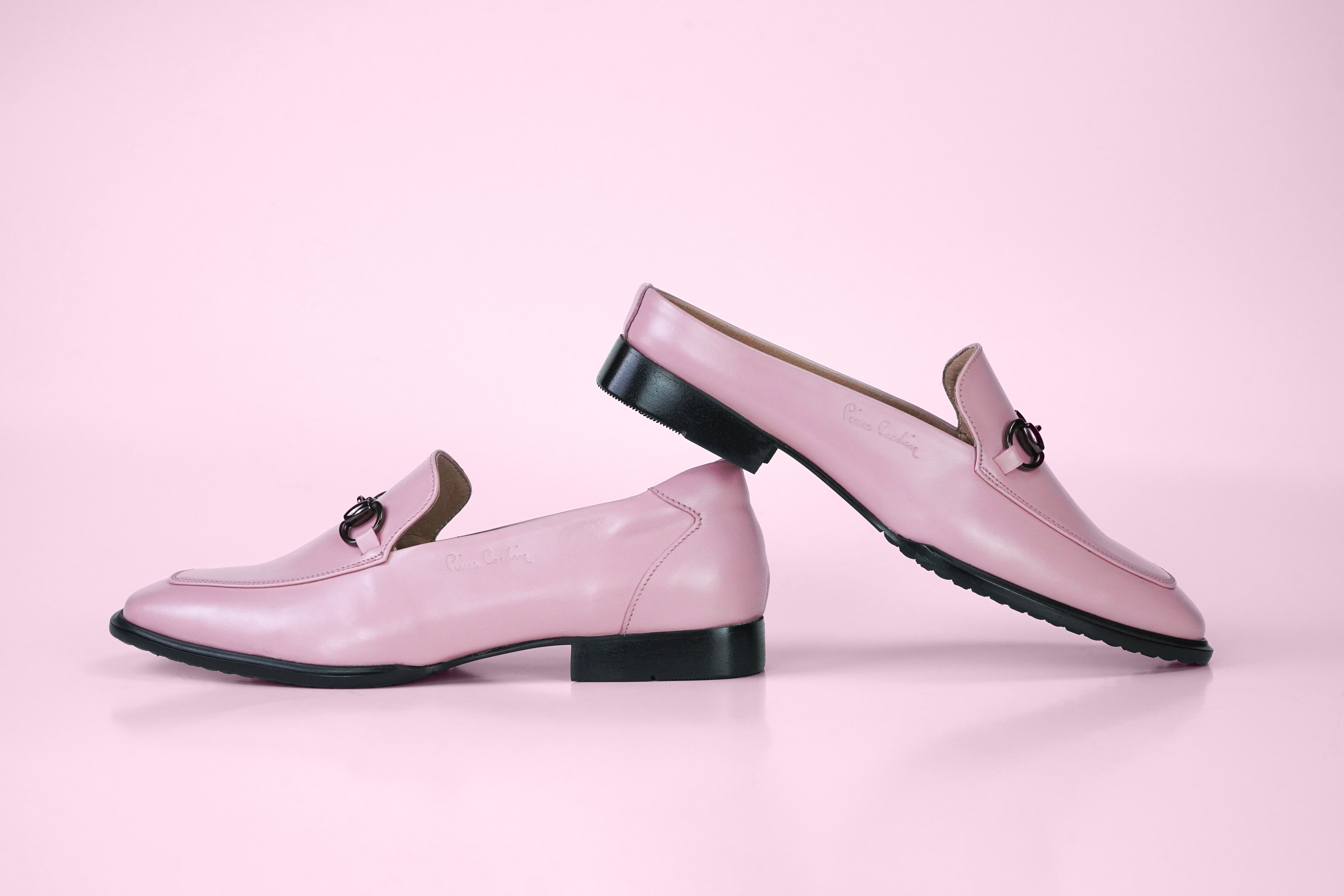 Pierre Cardin รองเท้าคัทชูผู้หญิง ส้นแบน ผลิตจากหนังแท้ สีดำ รุ่น 30TC113