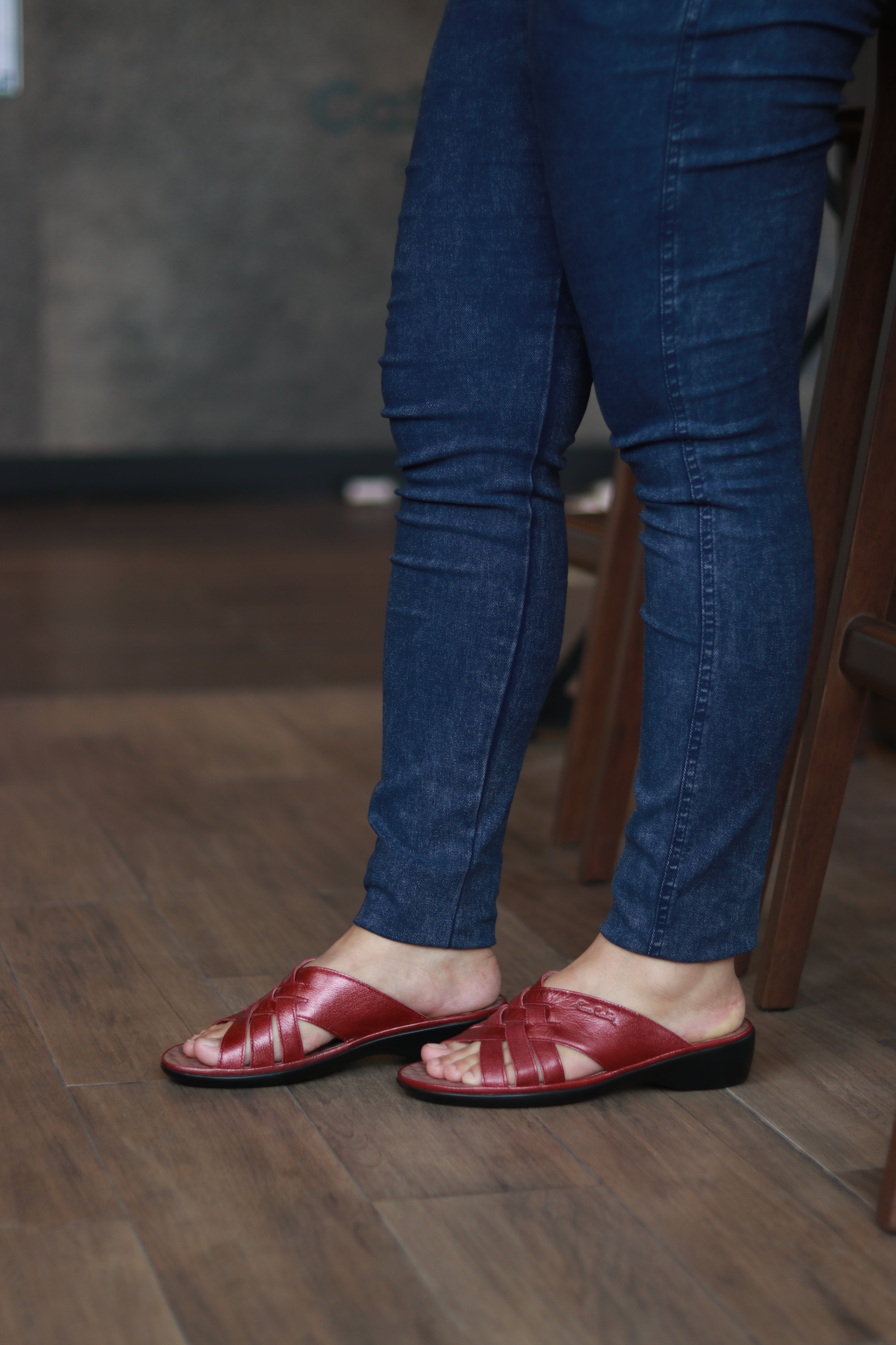 Pierre Cardin รองเท้าผู้หญิง รองเท้าแตะแบบลำลองหญิง รองเท้าส้นแบนแบบรัดส้น นุ่มสบาย ผลิตจากหนังแท้  ไซส์ 28SS158