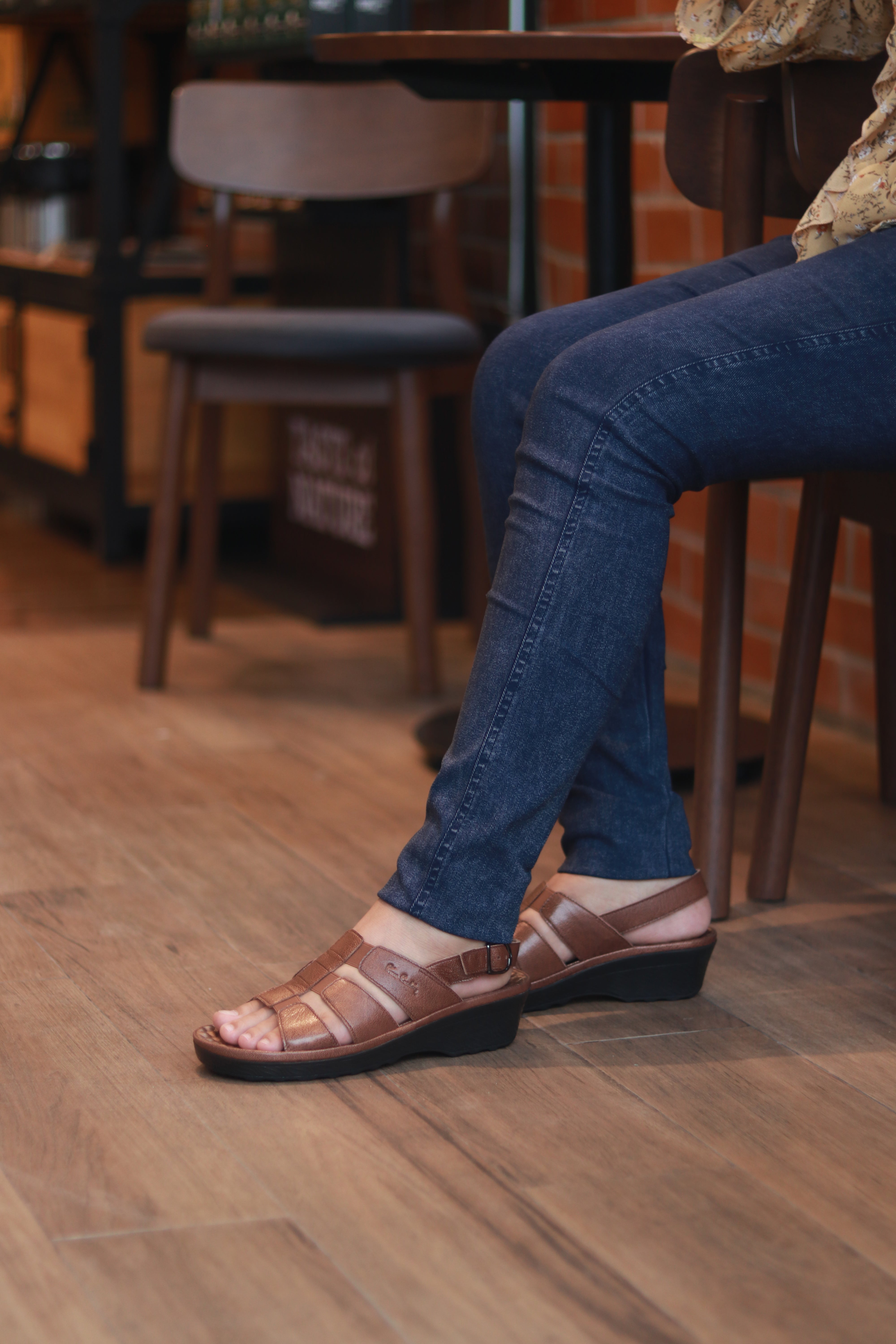 Pierre Cardin รองเท้าผู้หญิง รองเท้าแตะแบบลำลองหญิง รองเท้าส้นแบนแบบรัดส้น นุ่มสบาย ผลิตจากหนังแท้ สีบรอนซ์ทอง ไซส์ 21SS242