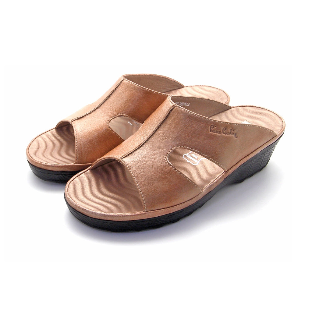 Pierre Cardin รองเท้าแตะผู้หญิง เพื่อสุขภาพ นุ่มสบาย ผลิตจากหนังแท้ สีน้ำตาล รุ่น 21SS244