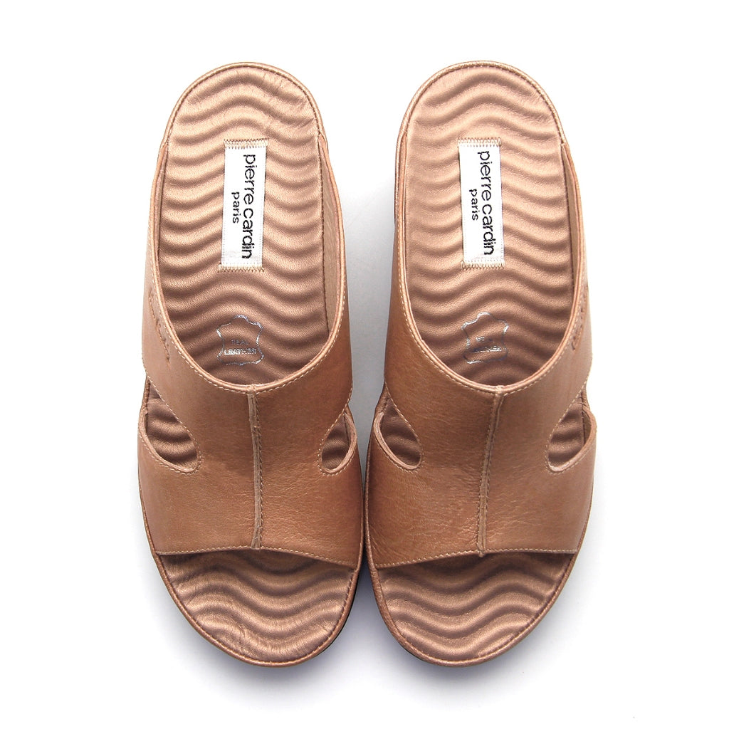 Pierre Cardin รองเท้าแตะผู้หญิง เพื่อสุขภาพ นุ่มสบาย ผลิตจากหนังแท้ สีน้ำตาลอ่อน รุ่น 21SS244