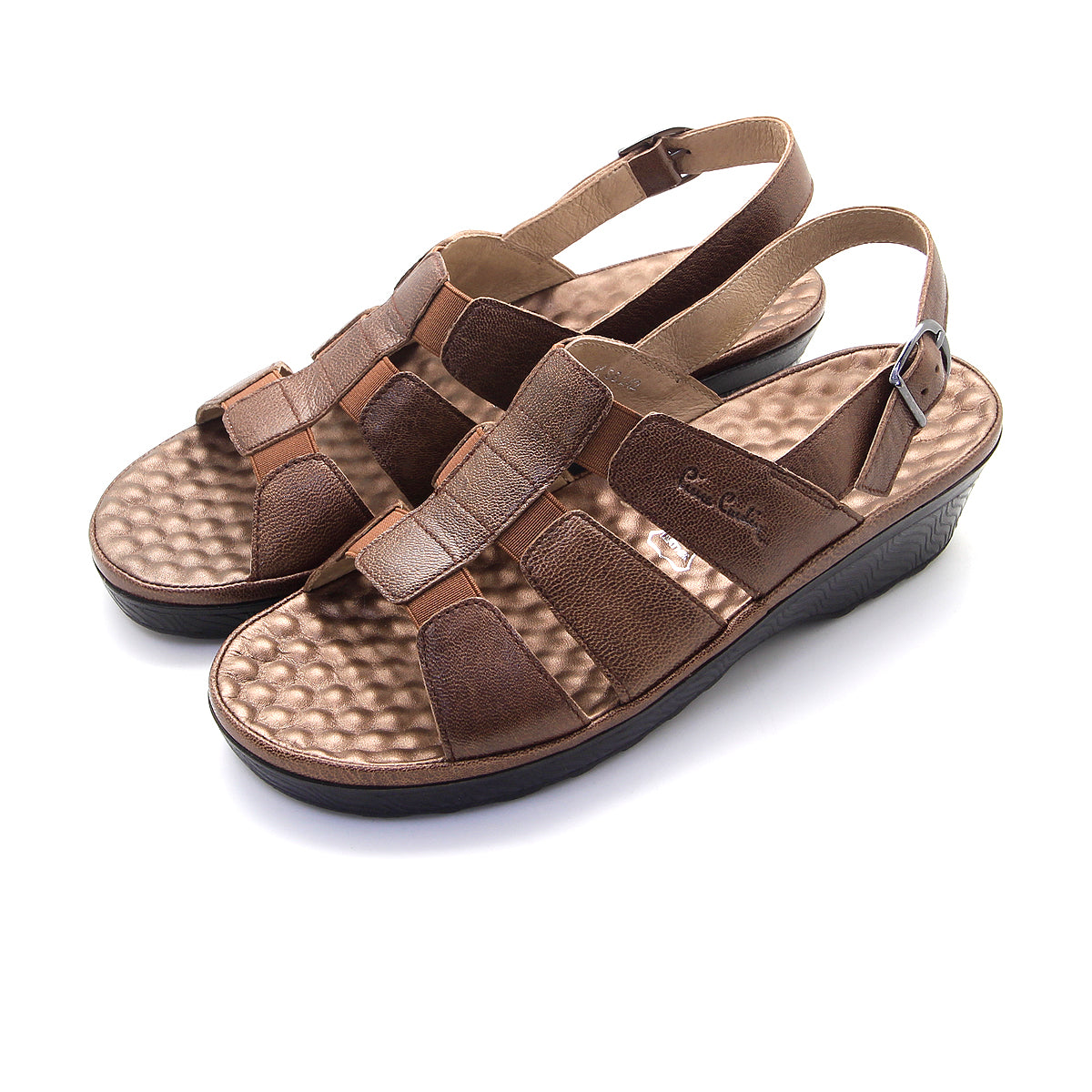 Pierre Cardin รองเท้าผู้หญิง รองเท้าแตะแบบลำลองหญิง รองเท้าส้นแบนแบบรัดส้น นุ่มสบาย ผลิตจากหนังแท้ สีบรอนซ์ทอง ไซส์ 21SS242