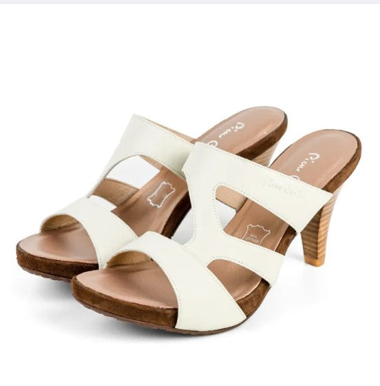 Pierre Cardin รองเท้าผู้หญิง รองเท้าส้นสูง รองเท้าส้นสูงแบบเปิดส้น นุ่มสบาย ผลิตจากหนังแท้ รุ่น 23SS299