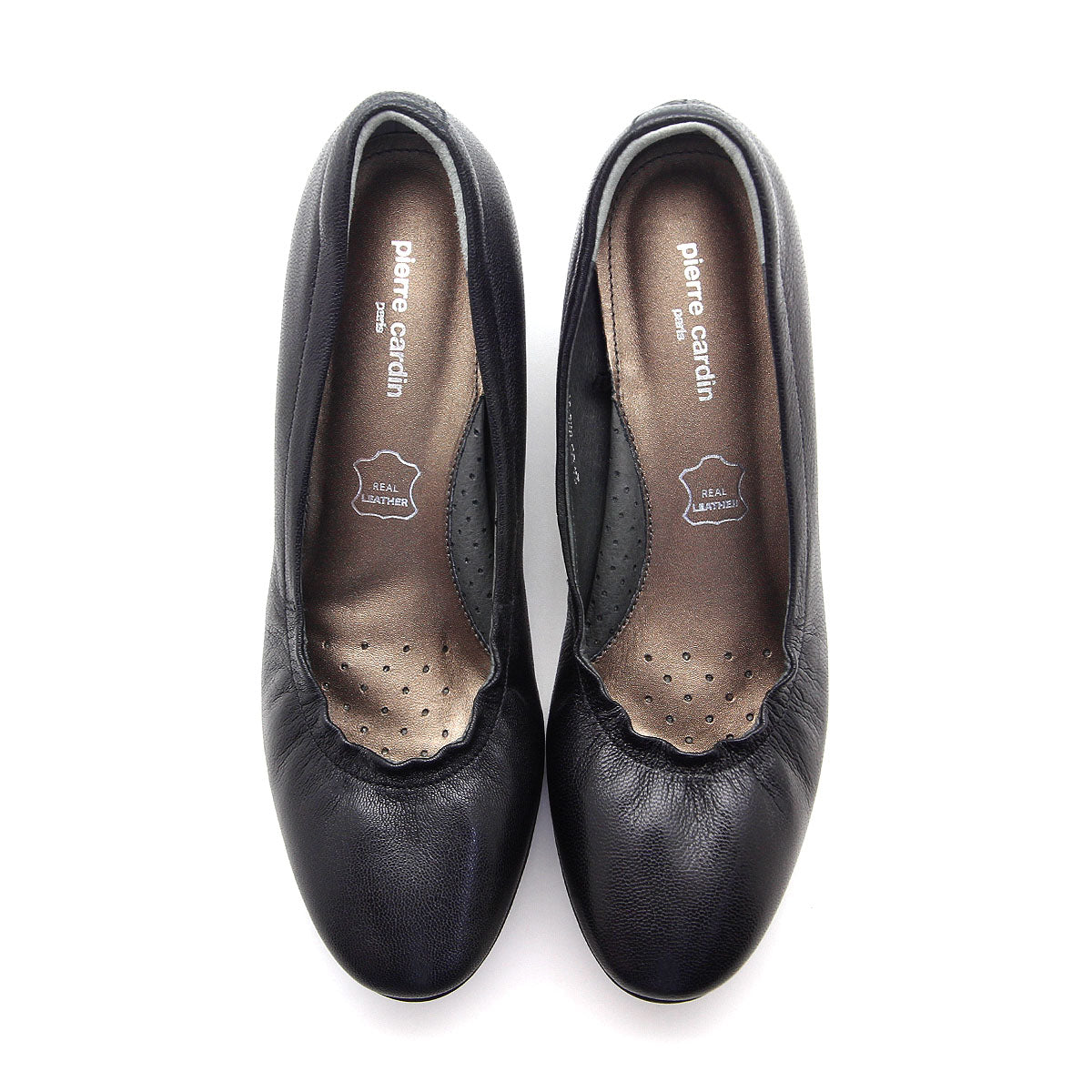 Pierre Cardin รองเท้าผู้หญิง รองเท้าส้นสูง รองเท้าส้นสูงทรง Pump นุ่มสบาย ผลิตจากหนังแท้ สีดำเงา รุ่น 24SD323