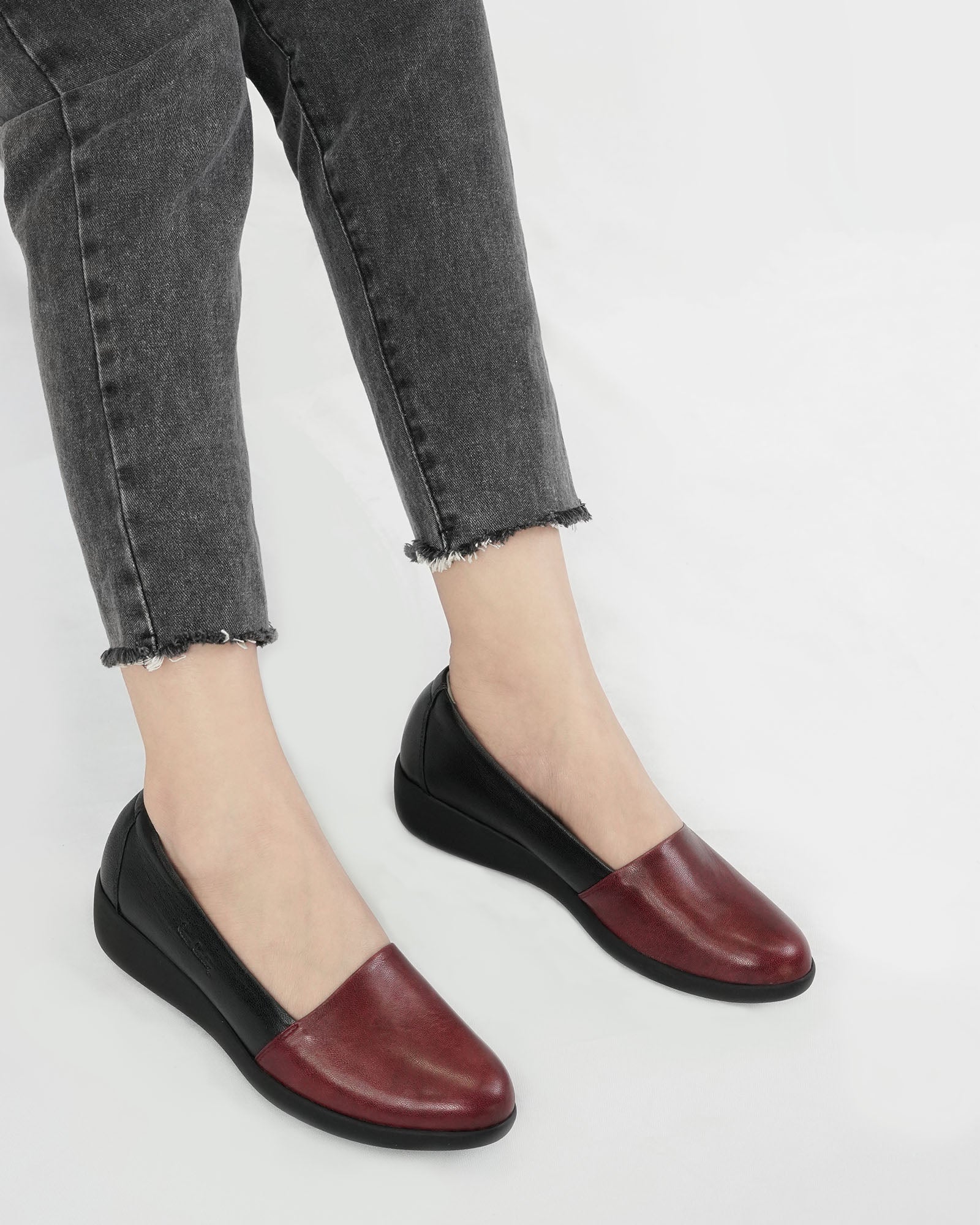 Pierre Cardin รองเท้าผู้คัทชูหญิง ส้นแบน นุ่มสบาย ผลิตจากหนังแท้ สีดำ รุ่น 27WC455