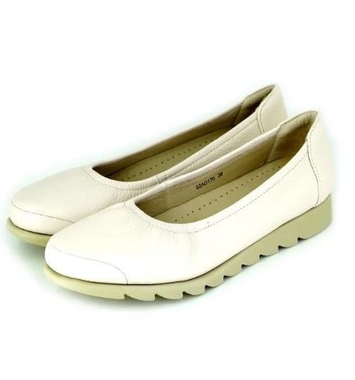 รายละเอียดสินค้า Pierre Cardin รองเท้าคัทชูผู้หญิง ส้นแบน นุ่มสบาย ผลิตจากหนังแท้ สีน้ำตาล รุ่น 52AD170