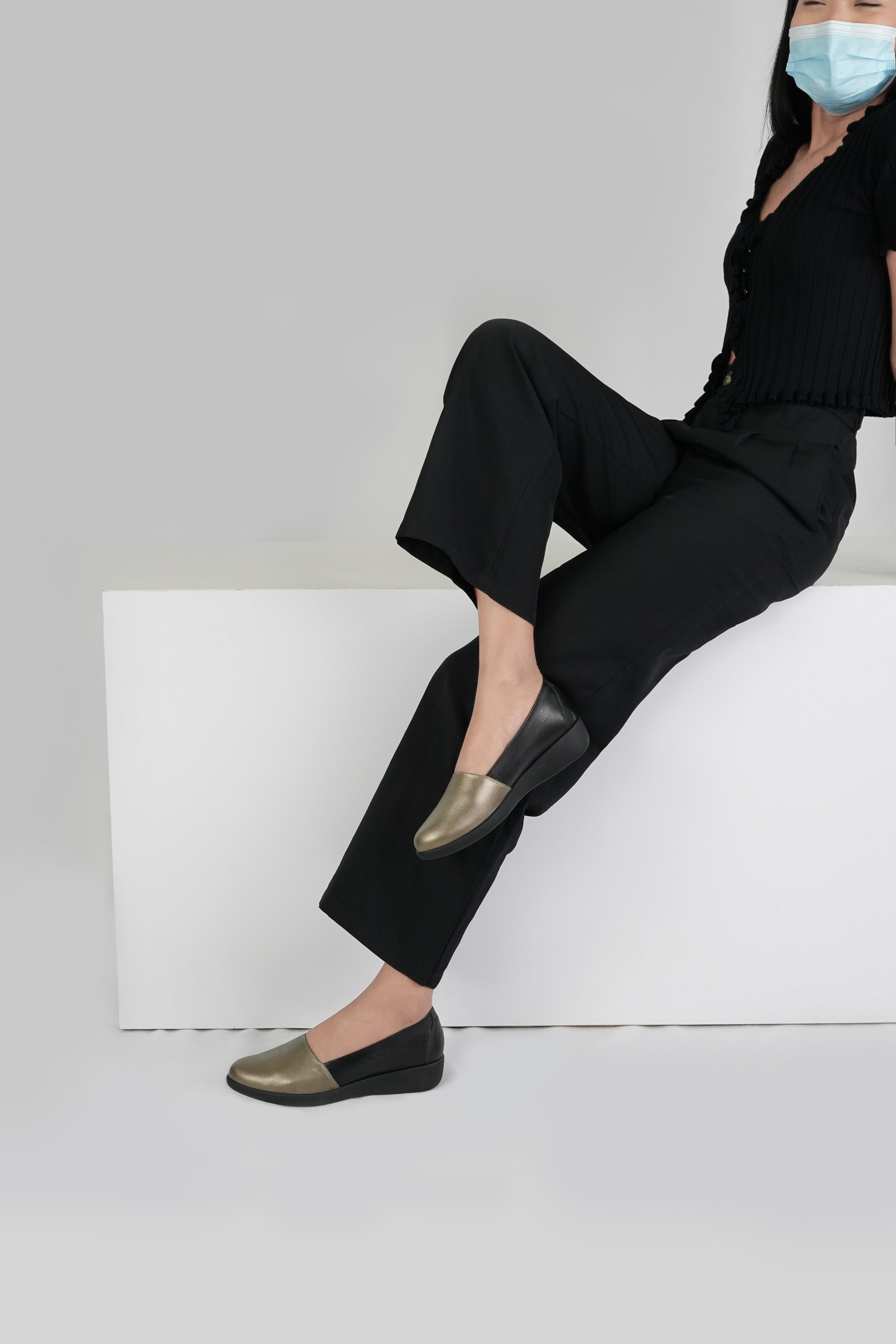 Pierre Cardin รองเท้าผู้คัทชูหญิง ส้นแบน นุ่มสบาย ผลิตจากหนังแท้ สีดำ รุ่น 27WC455