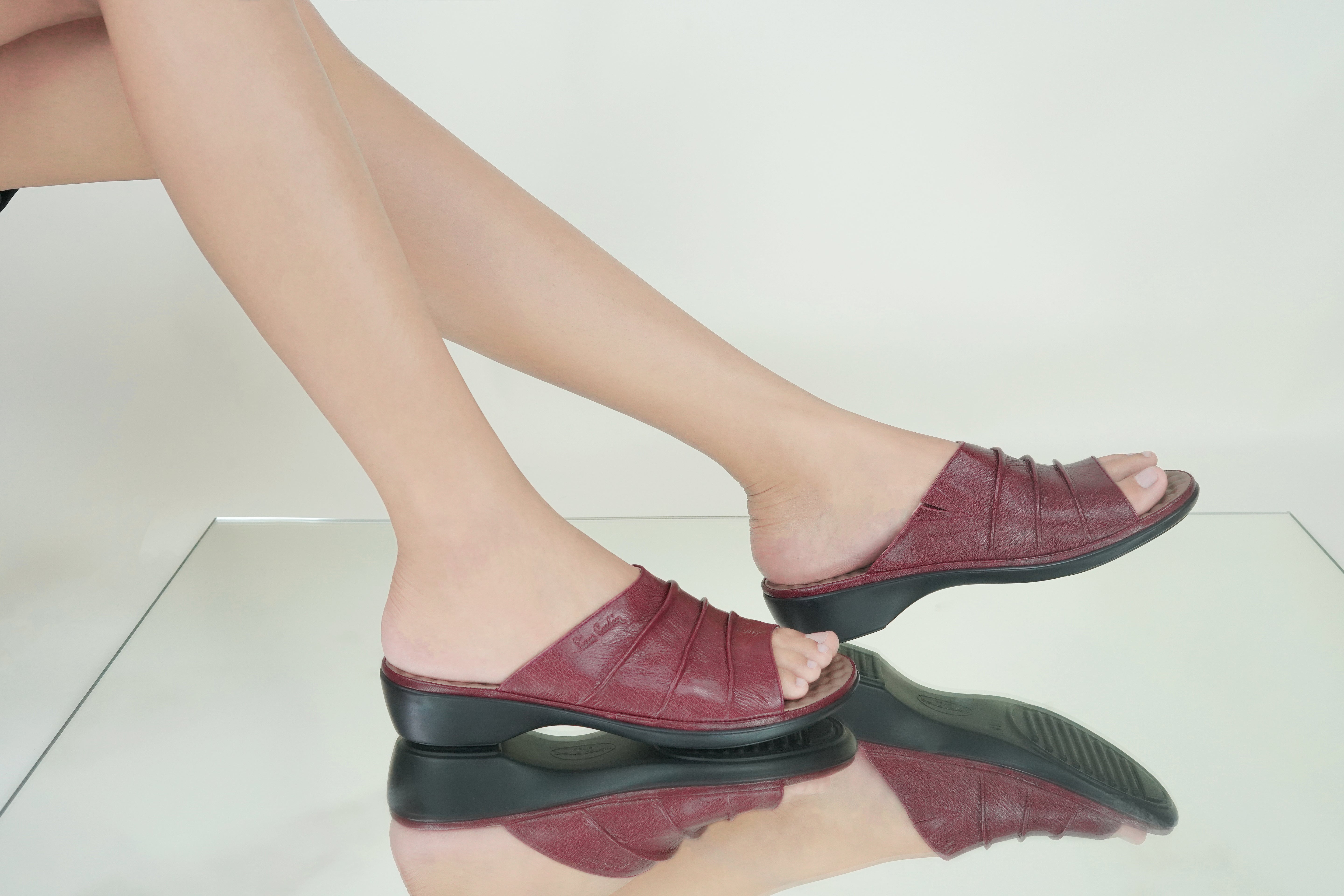 Pierre Cardin รองเท้าผู้หญิง รองเท้าแตะ รองเท้าแตะส้นแบน นุ่มสบาย ผลิตจากหนังแท้ สีแดงเบอรี่  รุ่น20SS230