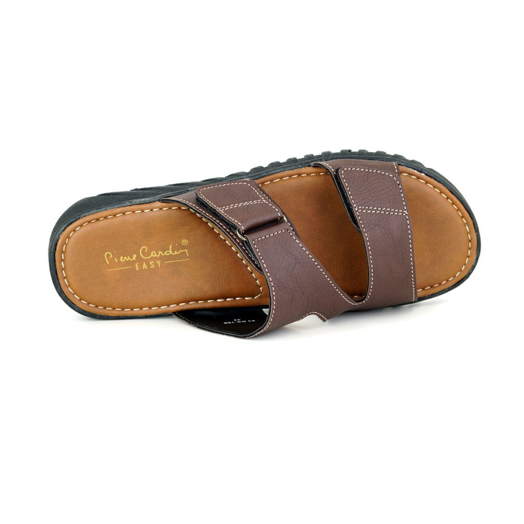 รองเท้าแตะผู้ชาย Pierre Cardin หนังสังเคราะห์คุณภาพสูง ดีไซน์นุ่มสบาย พื้นรองเท้ากันลื่น – สีน้ำตาล รุ่น 83RS166