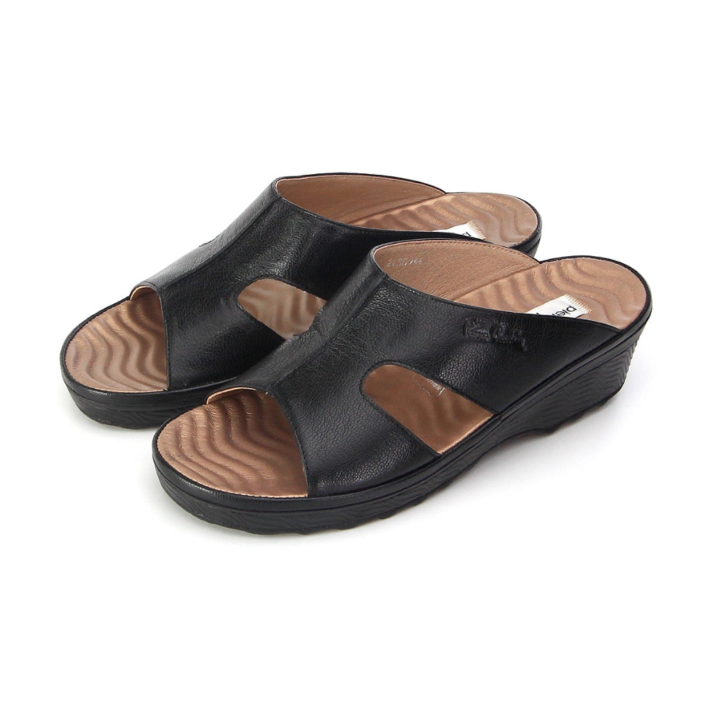 Pierre Cardin รองเท้าแตะผู้หญิง เพื่อสุขภาพ นุ่มสบาย ผลิตจากหนังแท้ สีน้ำตาล รุ่น 21SS244